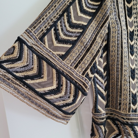 St-John Couture, Gourges Black and Tan Patterned Top With Top Closer, - Picture 4 of 10